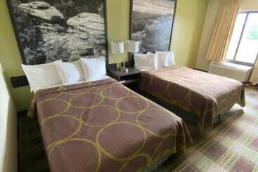 בית מלון כפרי Super 8 By Wyndham Metropolis