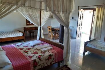 تختخواب و صبحانه Karpaz Stone House