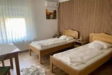 Pensió Airport Jazmin Guesthouse