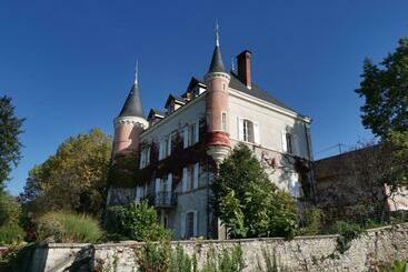 بنسيون Chateau De Saintgenix