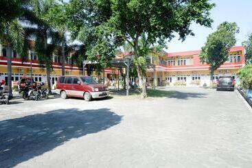 Hotel Reddoorz Plus Near Stadion Wijaya Kusuma