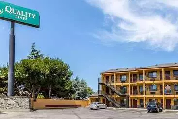בית מלון כפרי Quality Inn Salinas