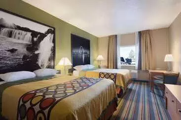 فندق Super 8 By Wyndham Lees Summit