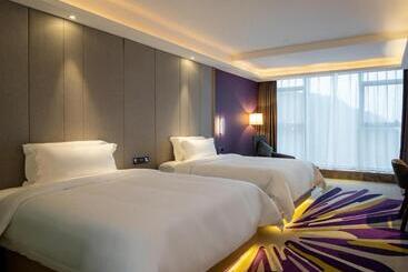 Lavande Hotel Yibin University City Exhibition Center