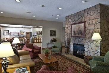 Отель Coshocton Village Inn & Suites