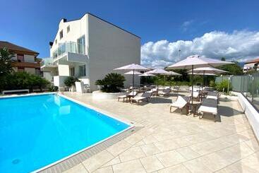 Apart Hotel Path House   Etna & Sea View