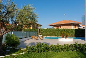 Aparthotel Path House   Etna & Sea View
