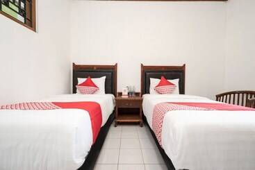 Отель Oyo 1778 Omah Duwet