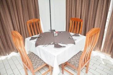 پانسیون Adlib Executive Lodge