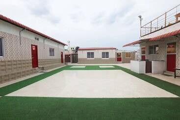 리조트 Ulo Ecr Sea Lounge And Banquets