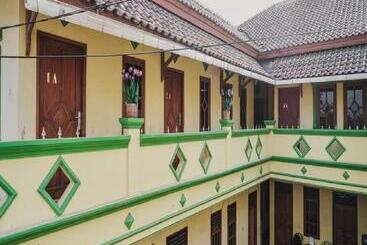 Pensión Reddoorz Syariah Near Stadion Maulana Yusuf