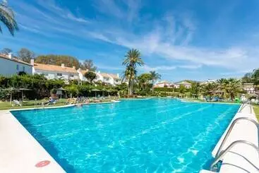 Turist apartmanları 3 Bdrs Apartm With Private Terraces & Communal Swimming Pool In Estepona Benamara Ii