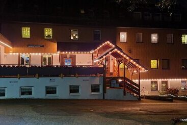 游客公寓 Waldhorn Dobel