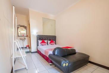 Hotell Oyo Flagship 1779 Syahransah Residence