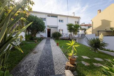 Pensión Màhouse Guesthouse