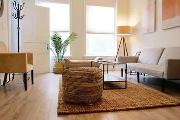 ツーリストアパートメント A Duplex For Your Grouplex
