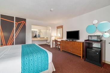 هتل Howard Johnson By Wyndham Traverse City