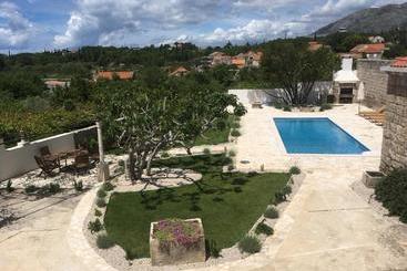 ツーリストアパートメント Villa Luic