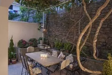 آپارتمان‌های توریست‌ها Captains Villa