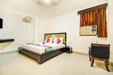 Отель Fabexpress Shoba Residency