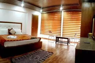 Hotel Ark 150 Meters From Mall Road