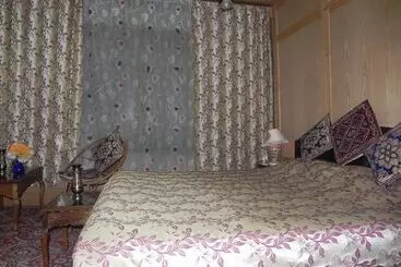 Hotel Shabrose Heritage Houseboats