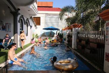 Mad Monkey Phnom Penh   Hostel