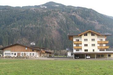 Apparthotel Stoanerhof