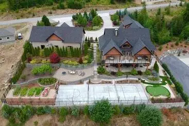 Majatalo Kootenay Wild Guest Suites