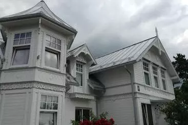Pension Naiza Guesthouse And Apartments