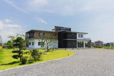 민박 Green Light Villa