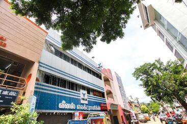 Hotelli Oyo 71275 Lingam S Lodge