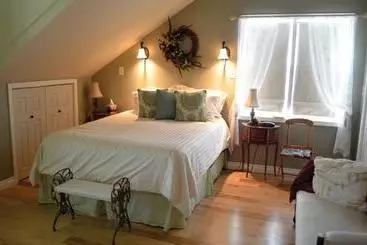 تختخواب و صبحانه The Lace Curtain Cottage