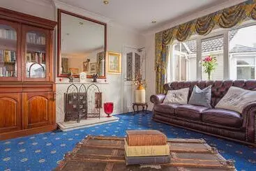 مبيت وإفطار Abbey Lodge