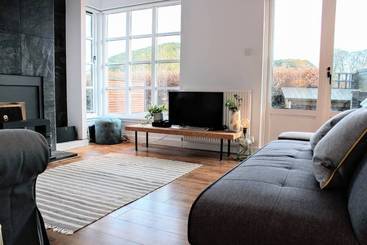 کلبه Beautiful Home With Castle Views And Garden And Parking