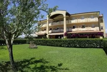 Hostal Madama Club Village