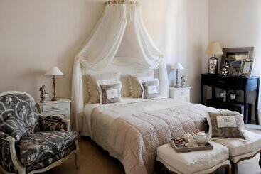 تختخواب و صبحانه La Garçonniere Suite In Salerno Centro