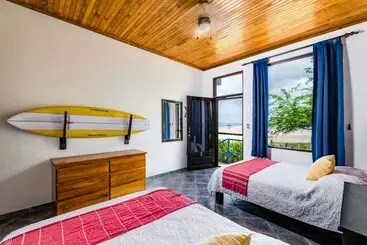 ホテル Witch S Rock Surf Camp Beachfront