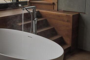 هتل Basecamp Amsterdam