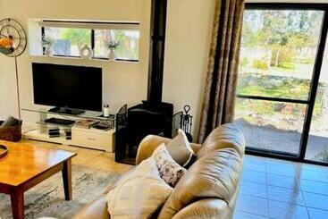 ベッドアンドブレックファースト Granite Gardens Cottages & Lake Retreat