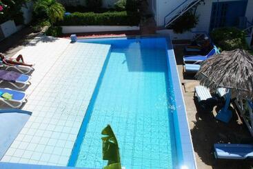 هتل Half Moon Blue