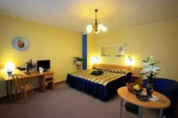 هتل Angel Town Hall Apartments