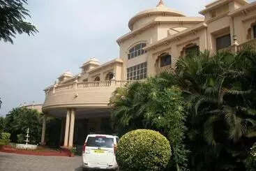 בית מלון כפרי Renest Shraddha Inn Shirdi