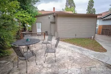 Mökkimajoitus Large 3br/2ba Family Home W/patio Near Downtown!