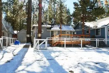 コテージ All Decked Out 2br/2ba/netflix/wifi