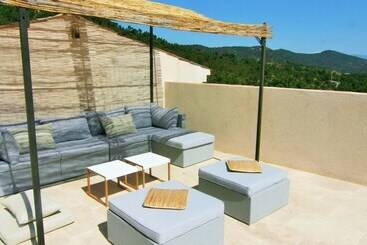 Курорт Hameau Des Claudins