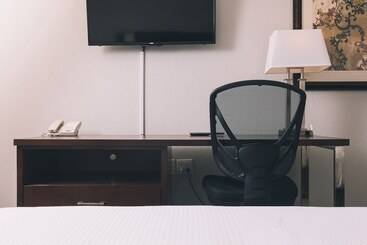 ホテル Service Plus Inns And Suites