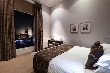 Отель 54 Queen S Gate