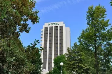 בית מלון כפרי Plaza Inn Leonberg