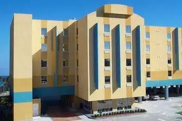 בית מלון כפרי Cocoa Beach Suites